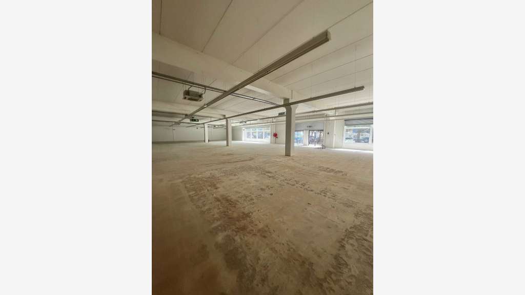 A louer local 912m² zone commerciale de Grasse 