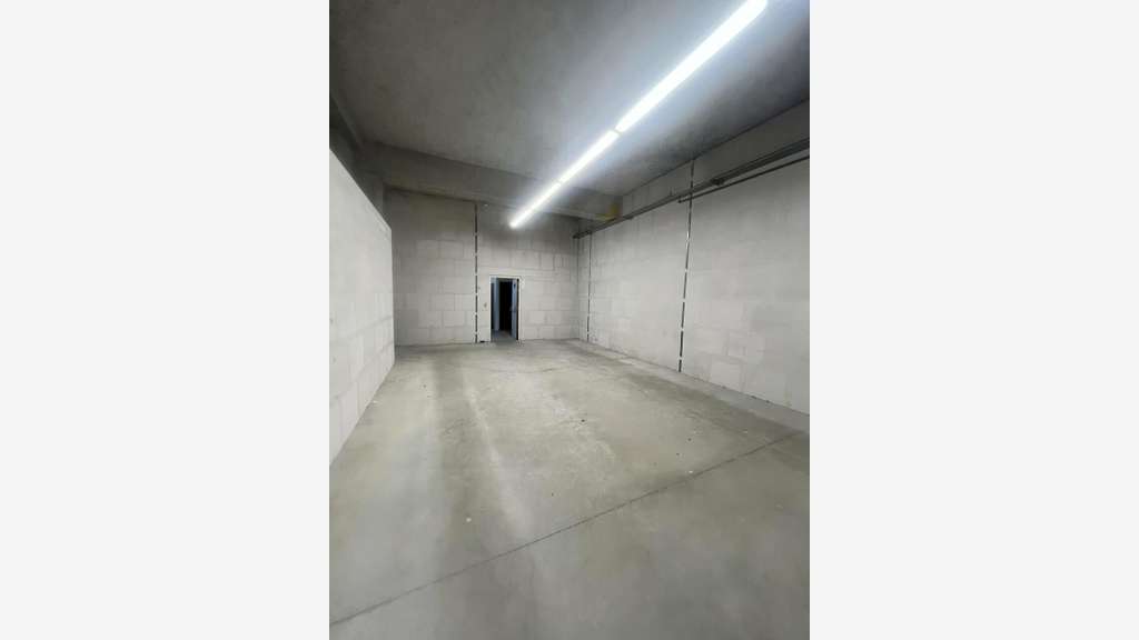 A louer local 912m² zone commerciale de Grasse 