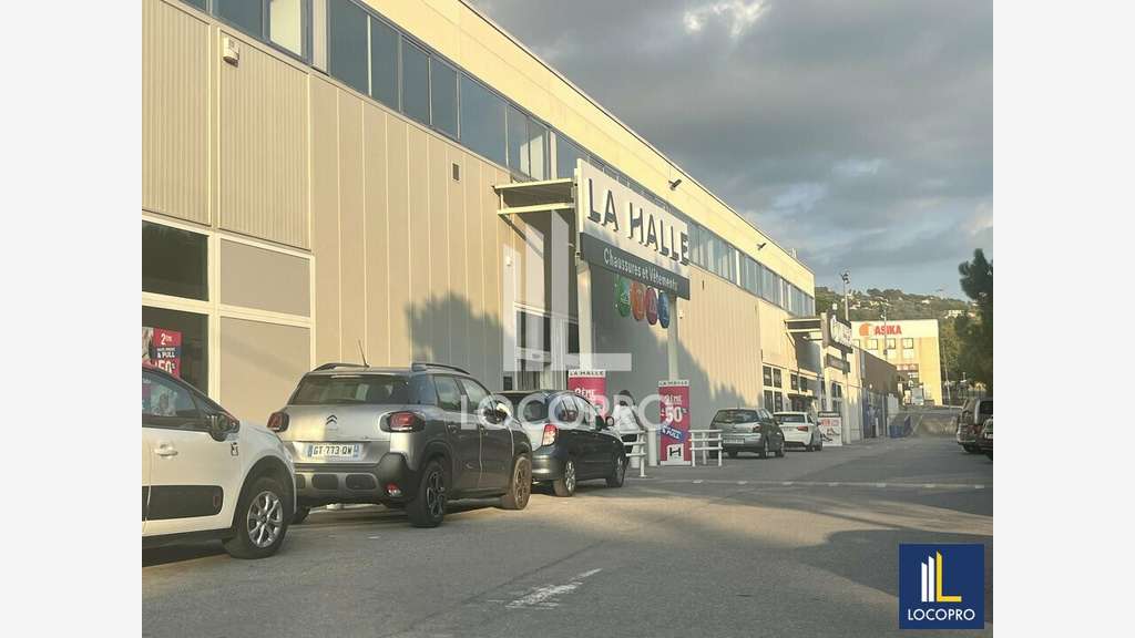 A louer local 912m² zone commerciale de Grasse