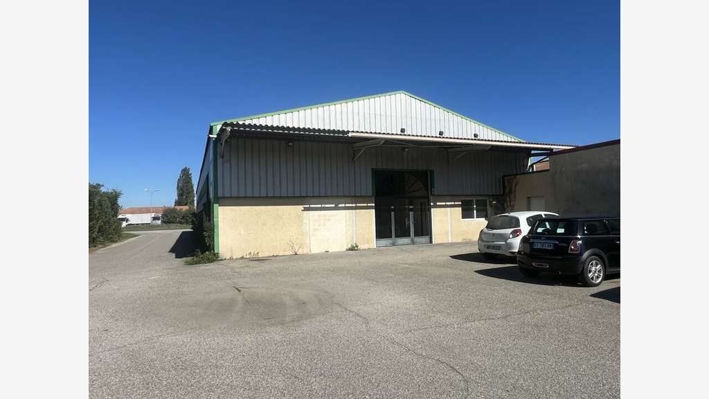 Local commercial premium 460m² à louer à Graveson 