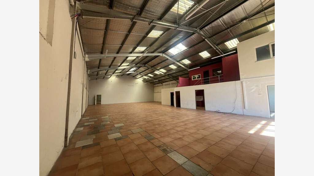 Local commercial premium 460m² à louer à Graveson 