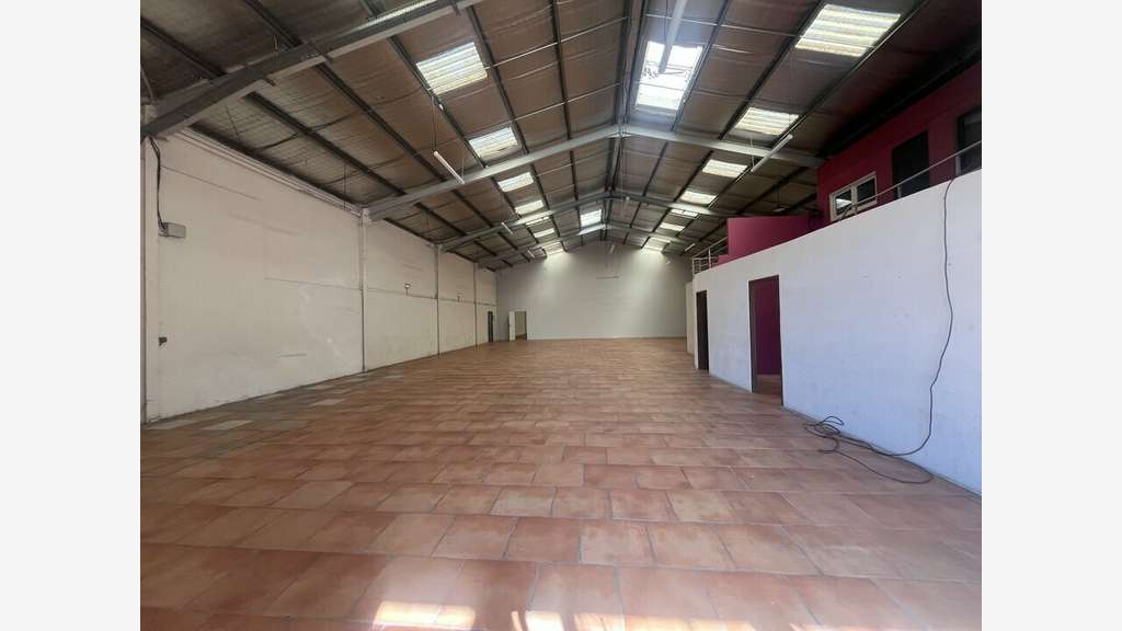 Local commercial premium 460m² à louer à Graveson 