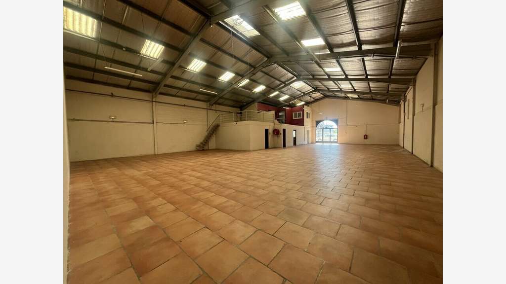 Local commercial premium 460m² à louer à Graveson 