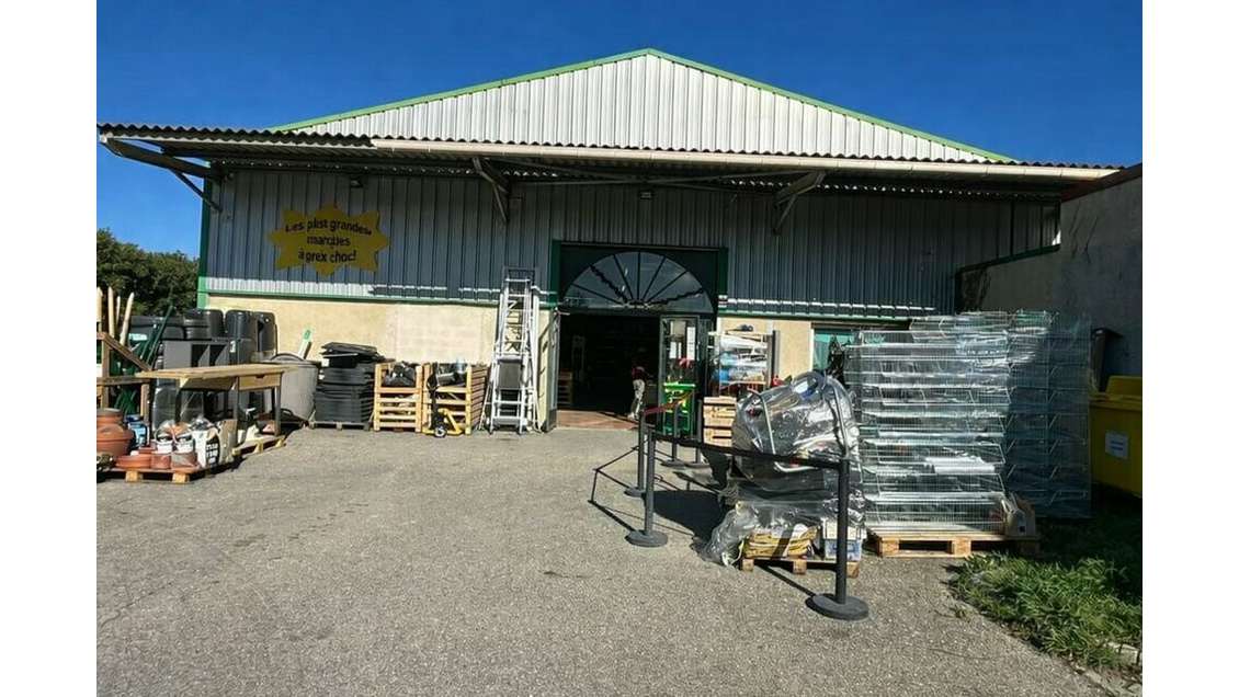 Local commercial premium 460m² à louer à Graveson 