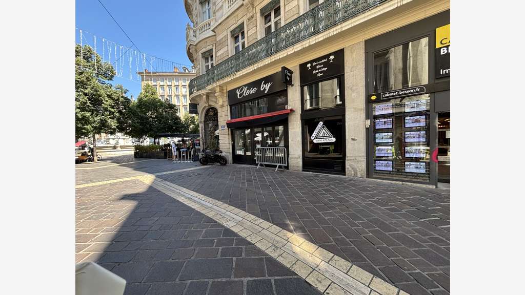 A louer local commercial 70m² Grenoble Notre Dame