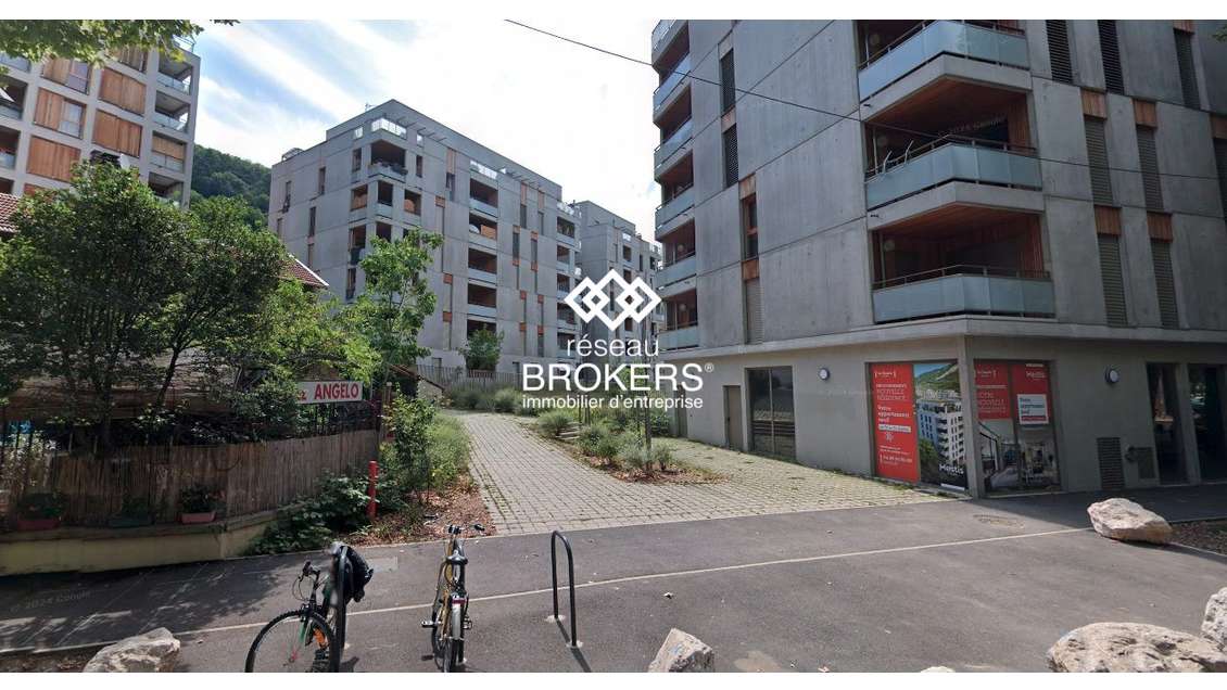 Cellule 118M² à louer Grenoble Esplanade