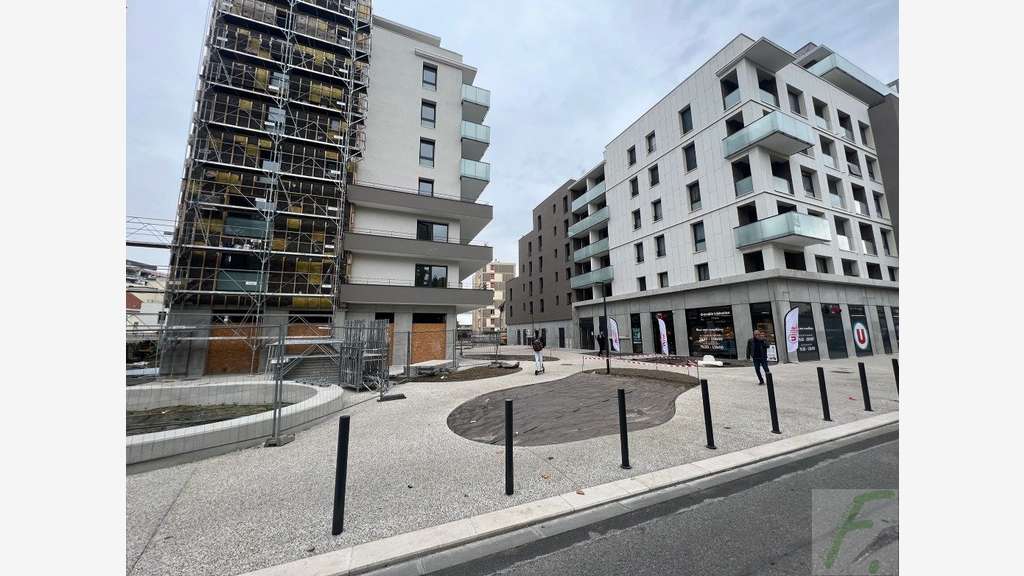 Locaux commerciaux neufs 141m² à louer à Grenoble