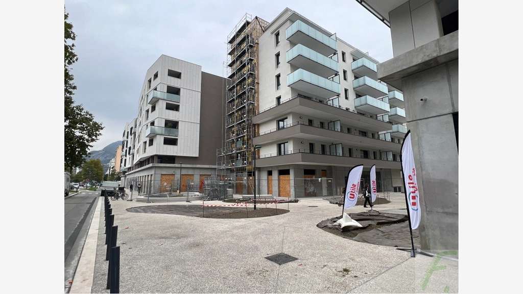 Locaux commerciaux neufs 141m² à louer à Grenoble