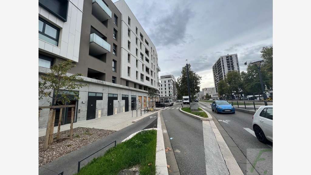 Locaux commerciaux neufs 141m² à louer à Grenoble
