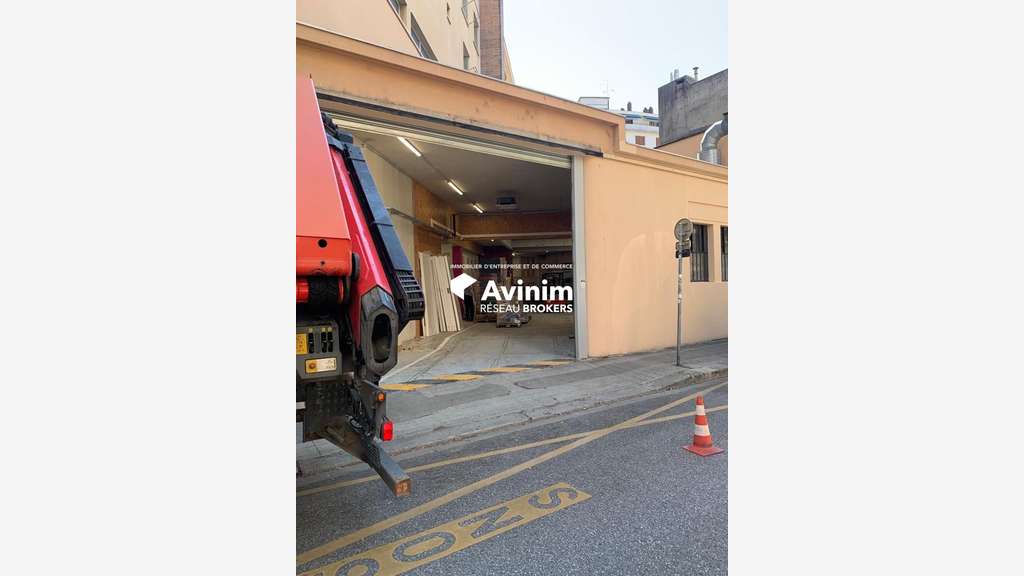 A louer locaux commerciaux 698m² à Grenoble