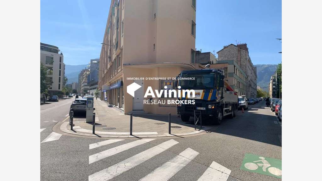 A louer locaux commerciaux 698m² à Grenoble