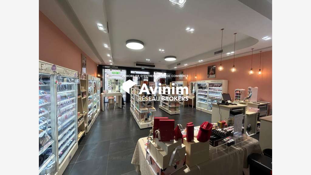 Local commercial de 148,4m² à Grenoble Centre