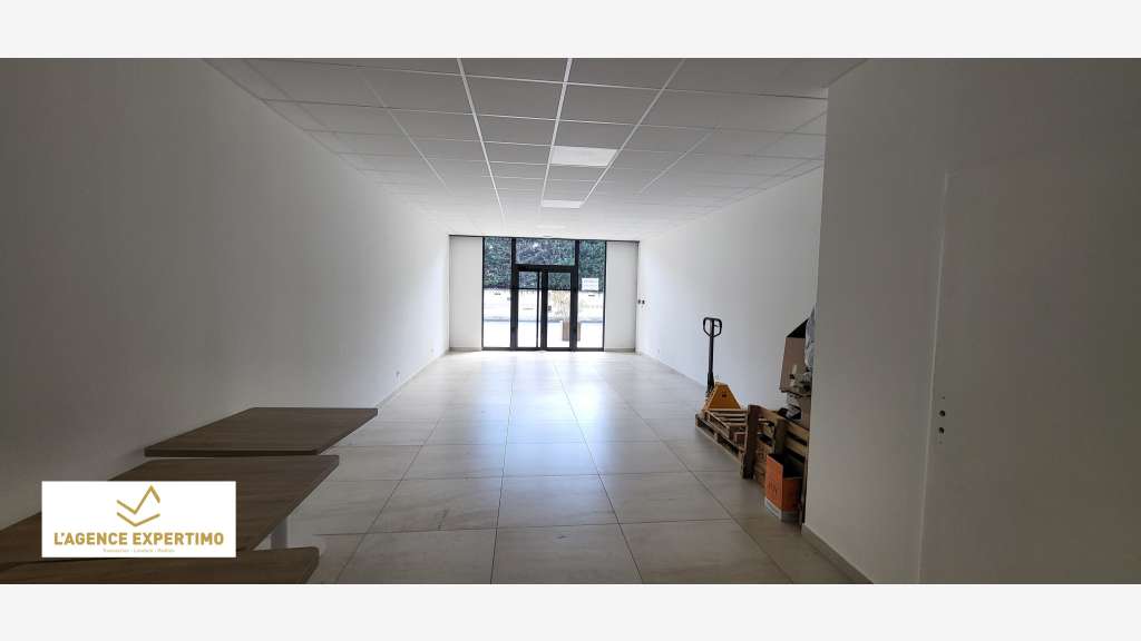 Location local commercial 55m² à Grillon