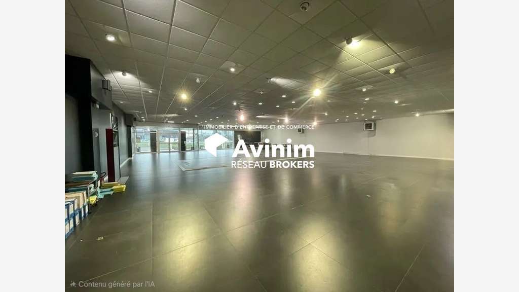 A louer local commercial 700m² à Groslay D301