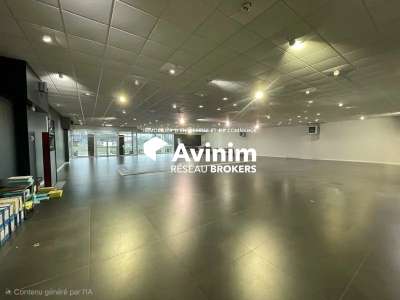A LOUER GROSLAY LOCAL COMMERCIAL 700 M²
