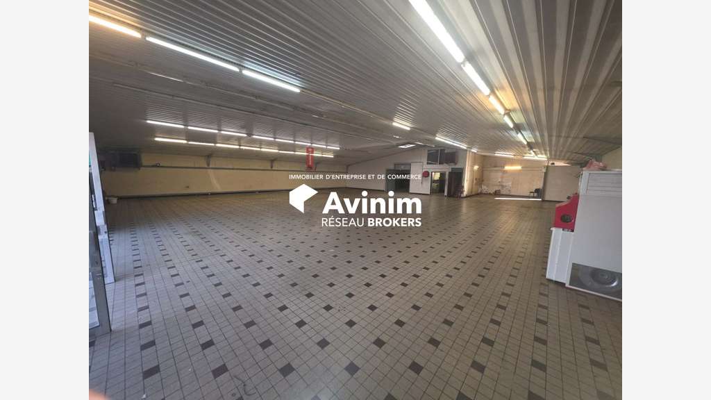 Local commercial 686m² à louer à Guesnain