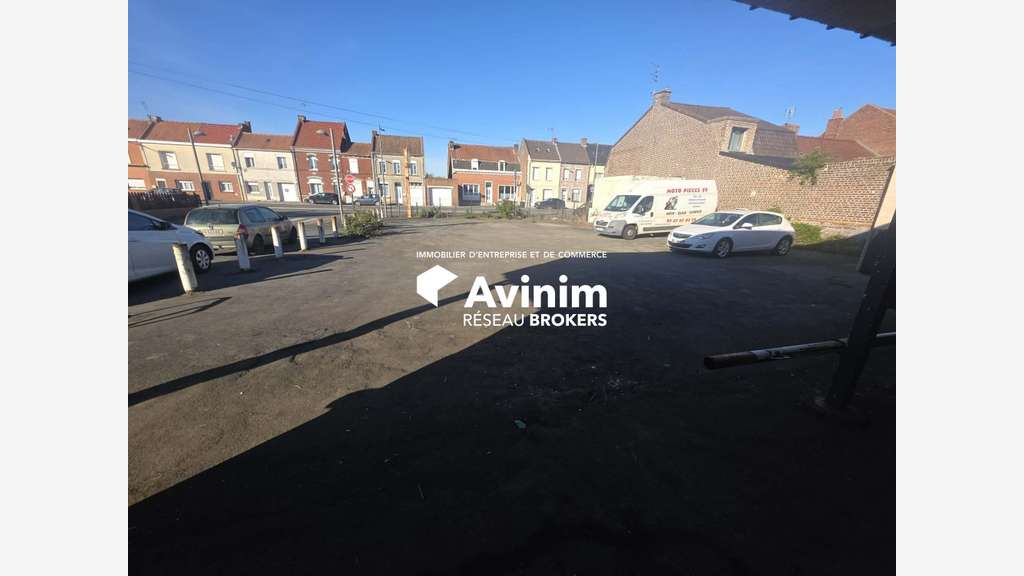 Local commercial 686m² à louer à Guesnain
