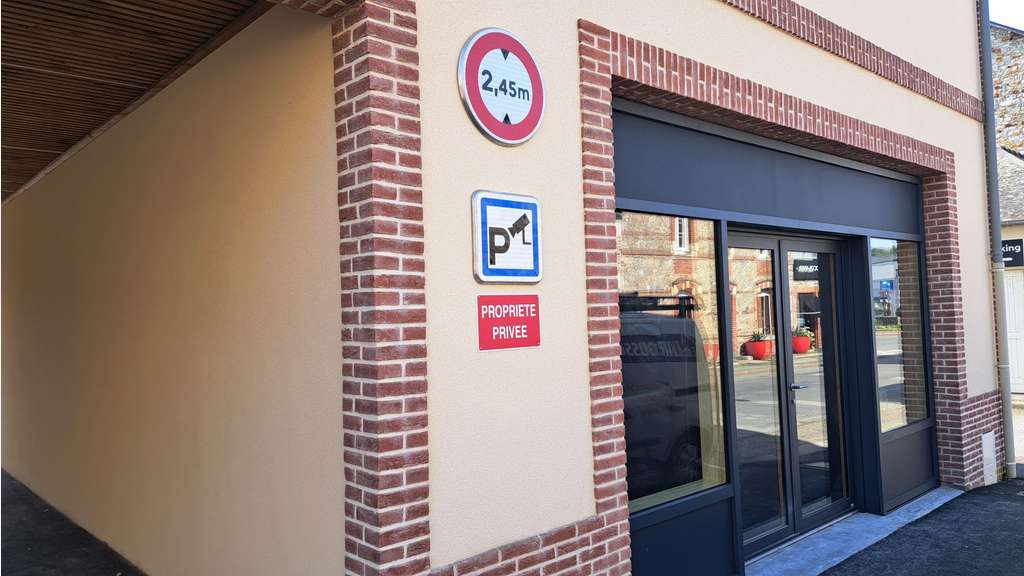 A louer local commercial neuf 67m² centre Guichen