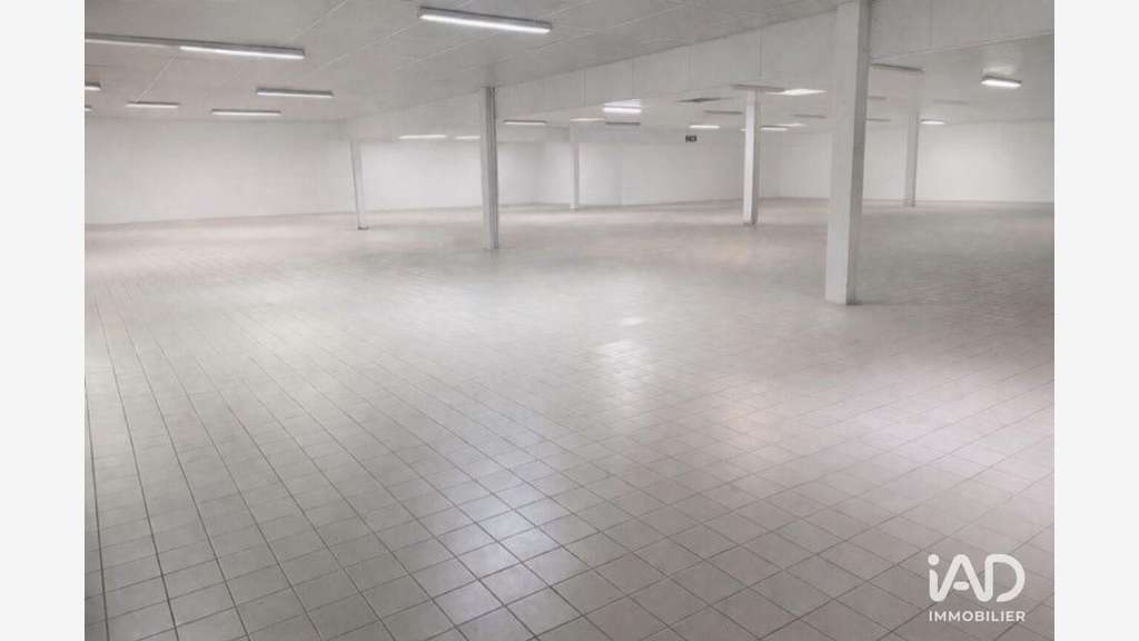 A louer local stockage bureaux de 625m² à Herchies