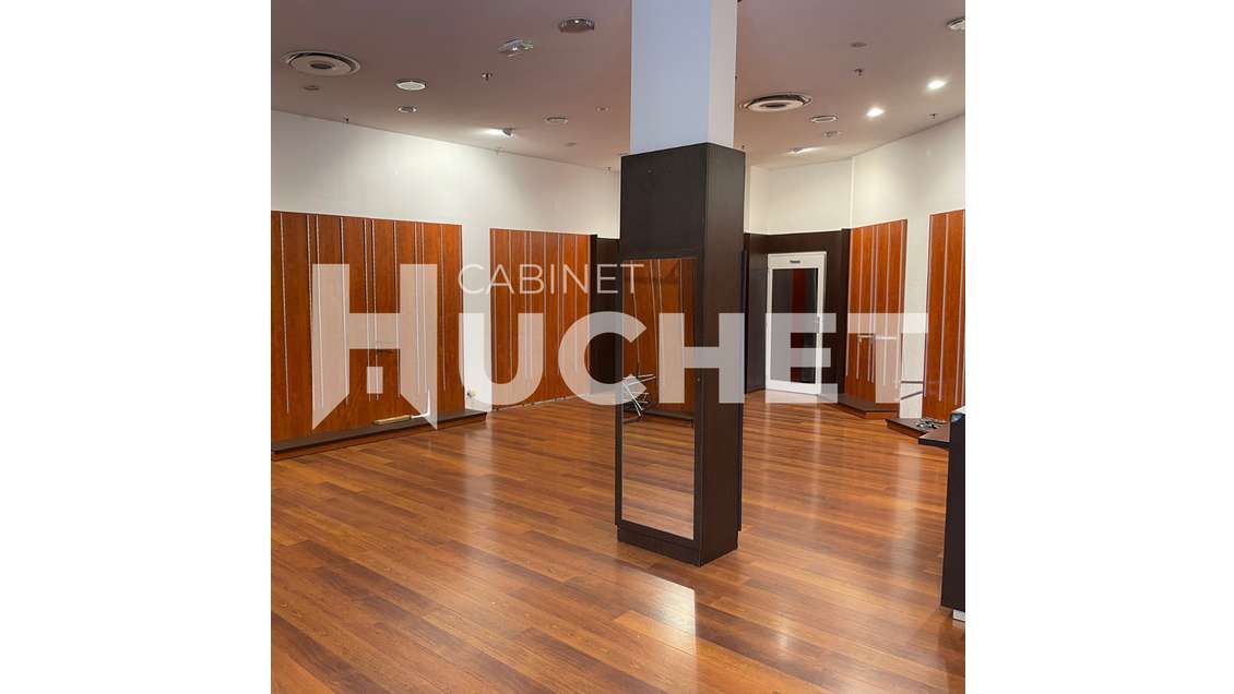 14. À LOUER LOCAUX COMMERCIAUX DANS CENTRE COMME