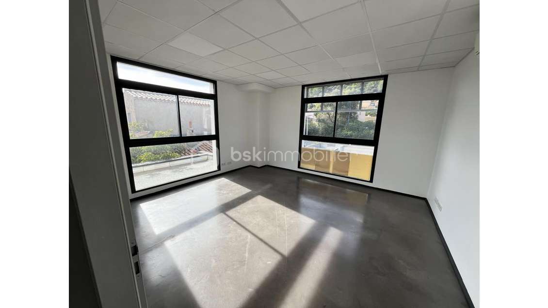 Loue local professionnel 155m² Hyères axe passant