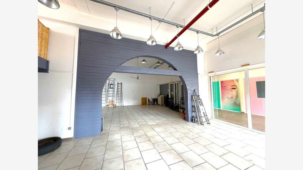 A louer local commercial 114m² en galerie à Hyères