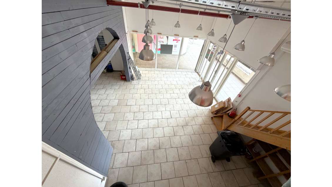A louer local commercial 114m² en galerie à Hyères