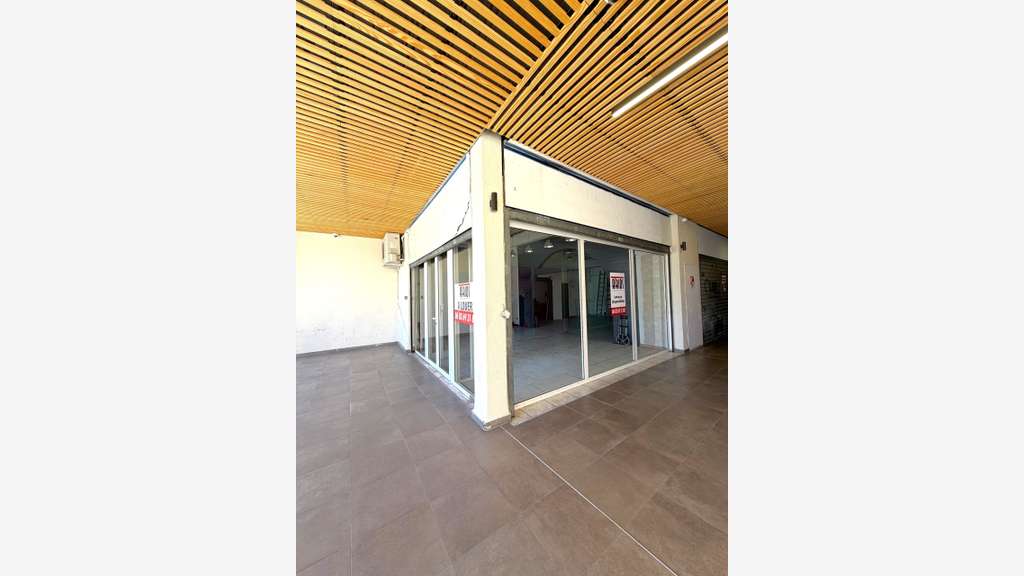 A louer local commercial 114m² en galerie à Hyères
