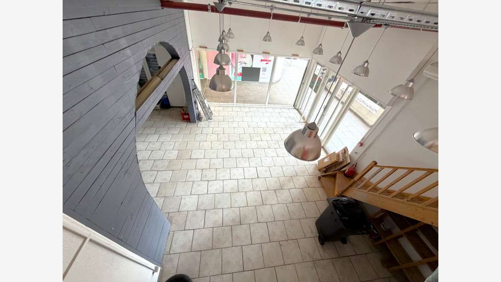 A louer local commercial 114m² en galerie à Hyères