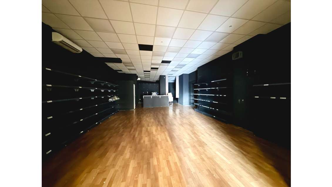 A louer local 151m² en galerie marchande à Hyères
