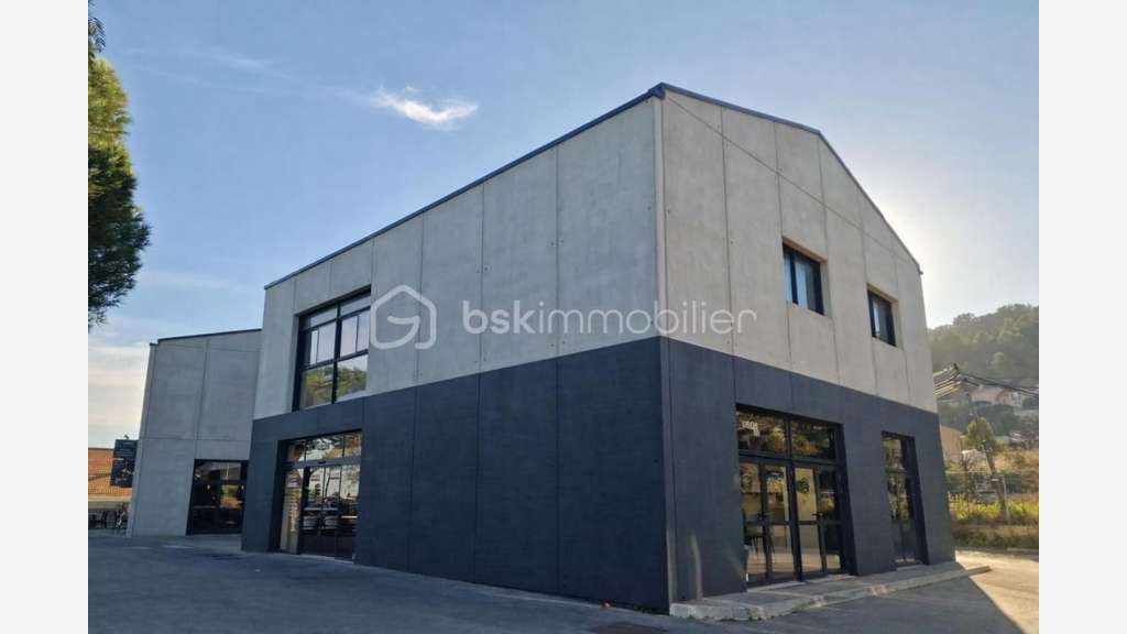 Loue local cial moderne accessible 153m² à Hyères