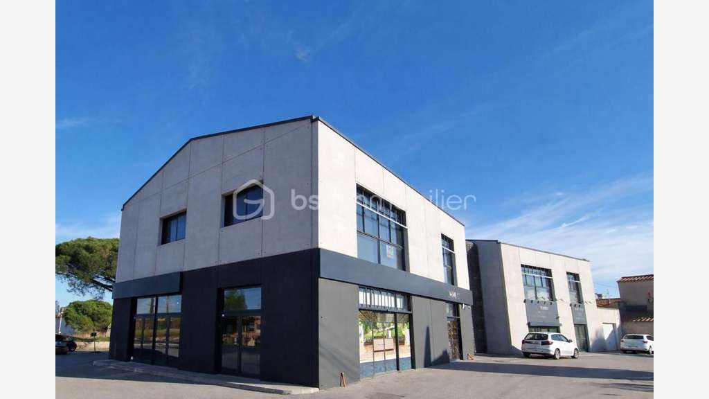Loue local cial moderne accessible 153m² à Hyères