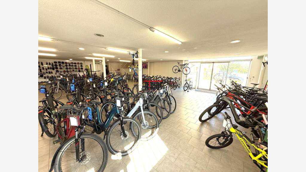 LOCAL COMMERCIAL 840 M²