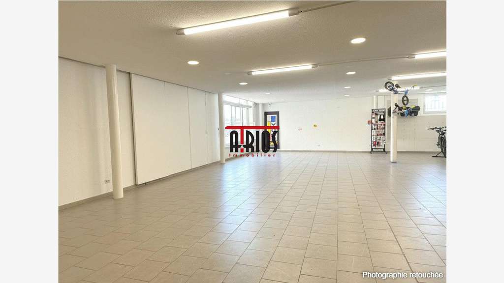 LOCAL COMMERCIAL 840 M²