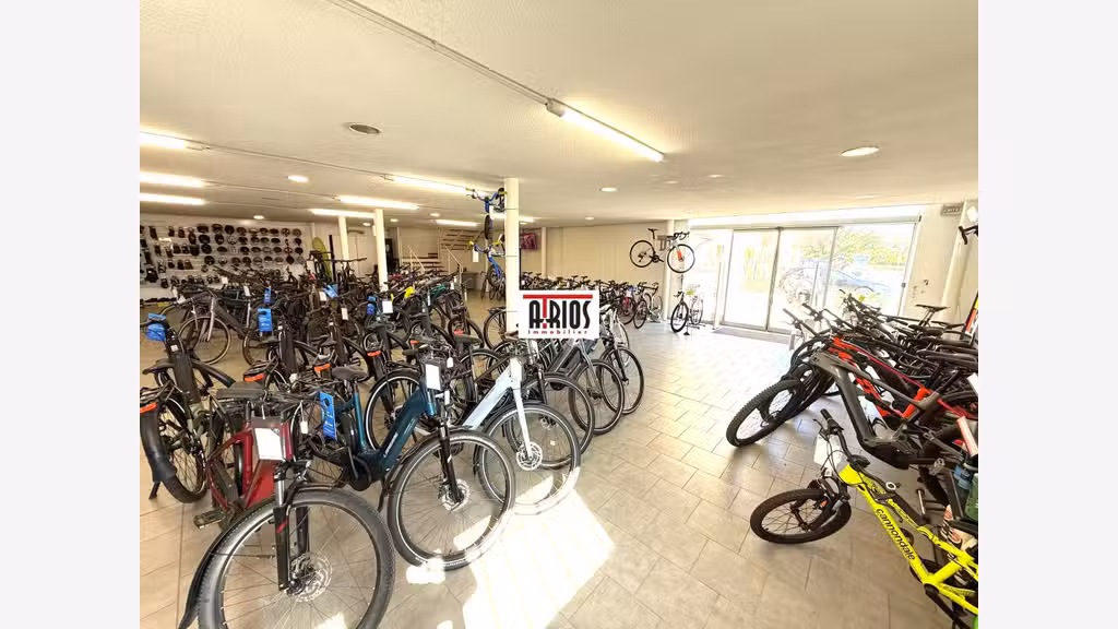 A louer local commercial 840m² za St Martin Hyères