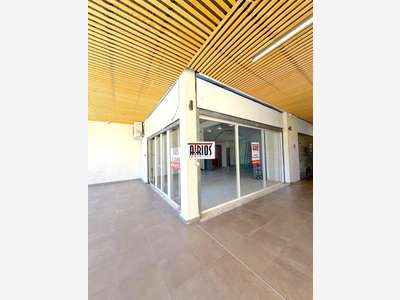 A louer local commercial 114m² en angle à Hyères