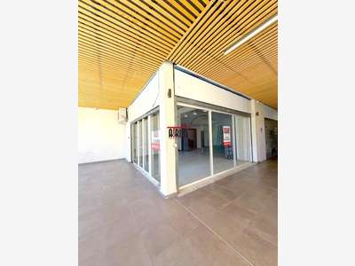 A louer local commercial 114m² en angle à Hyères