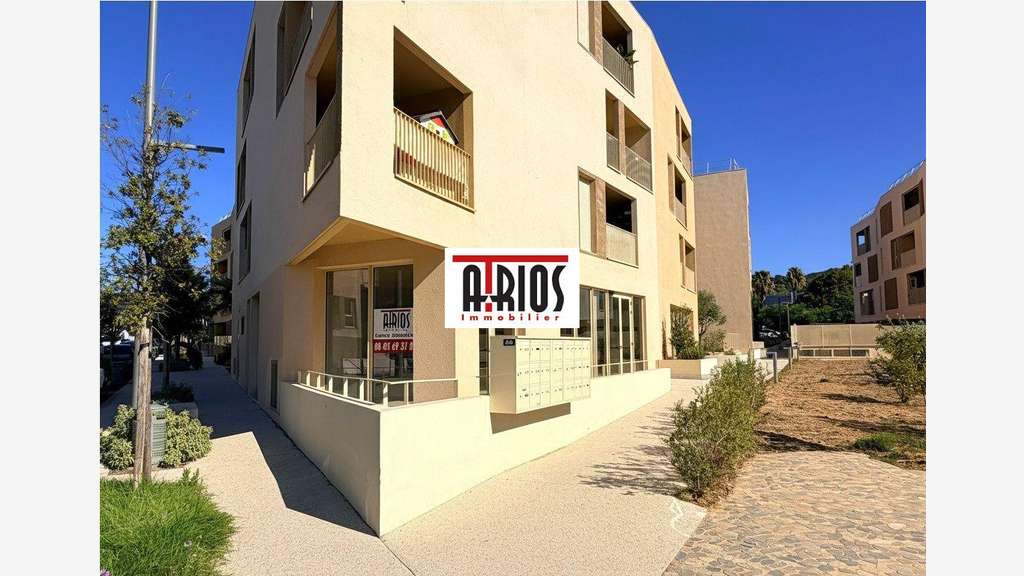 Loue locaux commerciaux 101.82m² + 150.22m² Hyères