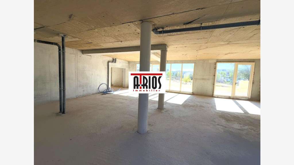 Loue locaux commerciaux 101.82m² + 150.22m² Hyères