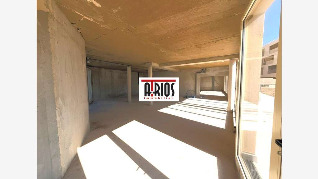 Loue locaux commerciaux 101.82m² + 150.22m² Hyères