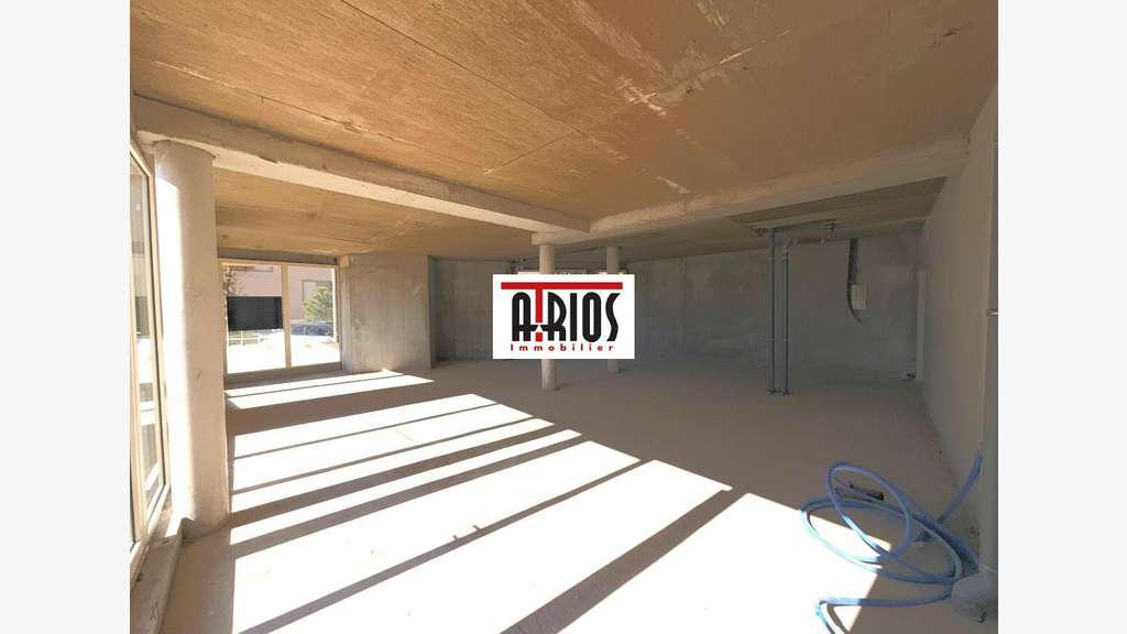 Loue locaux commerciaux 101.82m² + 150.22m² Hyères