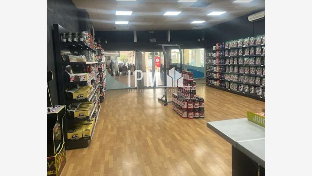 A louer local commercial de 151m² à Hyères 83400