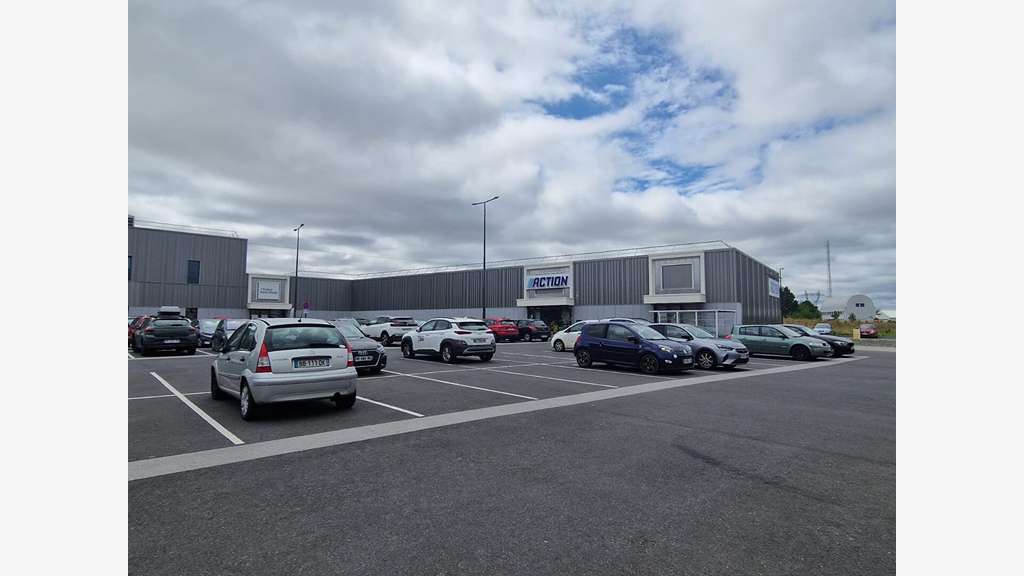 A louer locaux 400m² belle visibilité Sud de Caen
