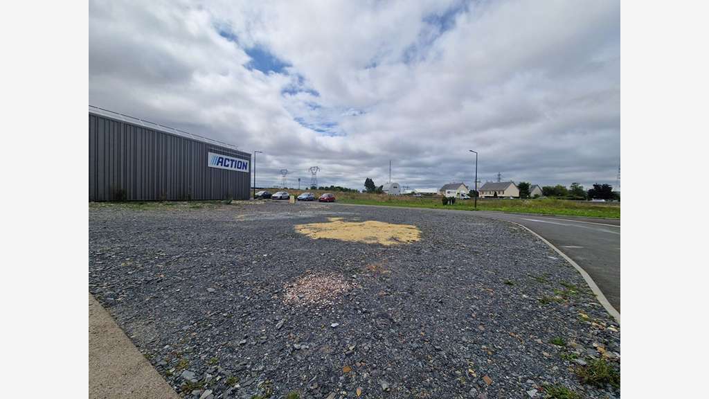 A louer locaux 400m² belle visibilité Sud de Caen