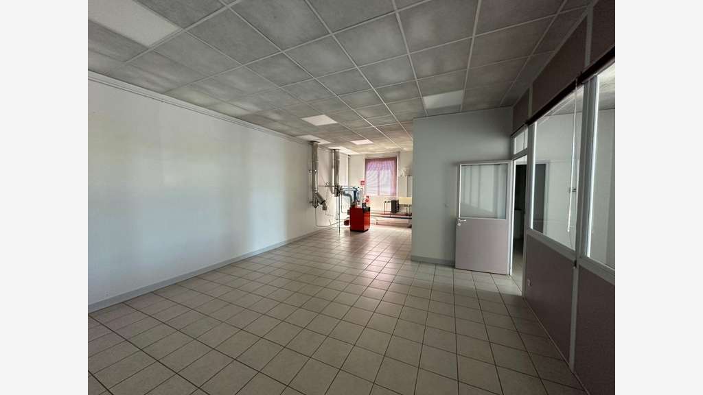 A louer local commercial 202m² à Ingré