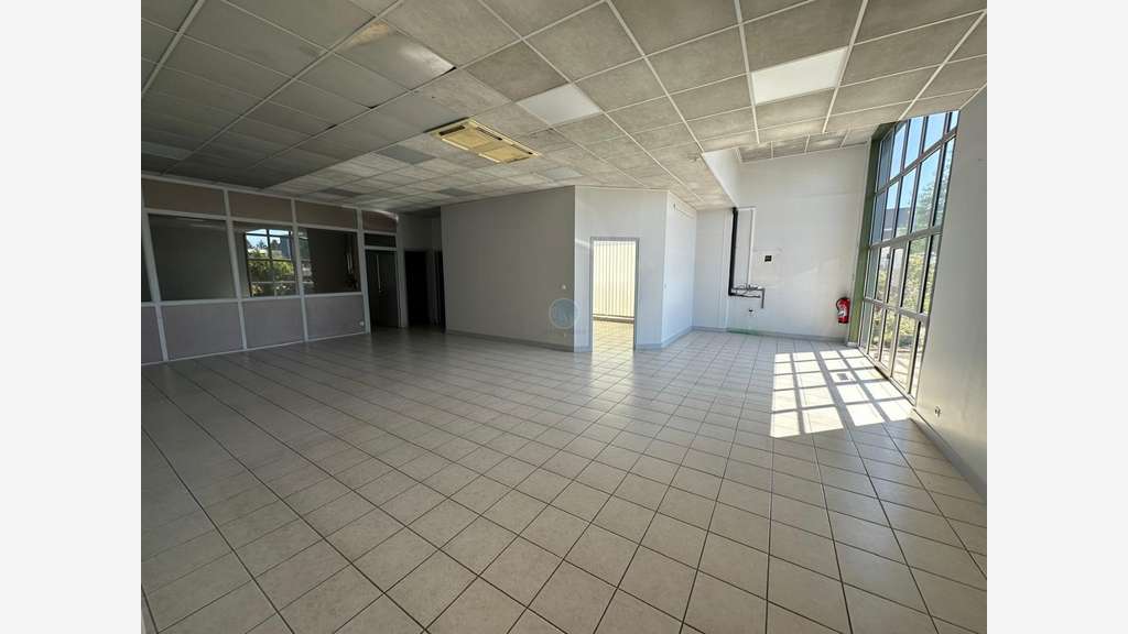 A louer local commercial 202m² à Ingré