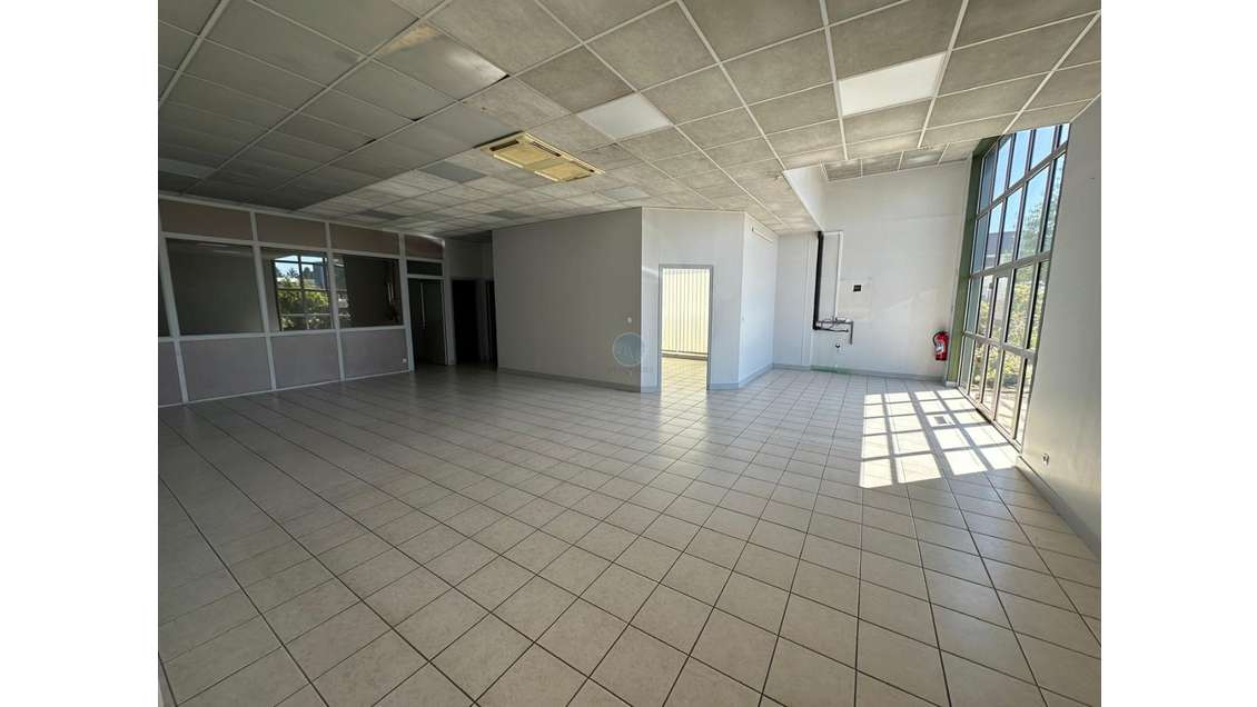 A louer local commercial 202m² à Ingré
