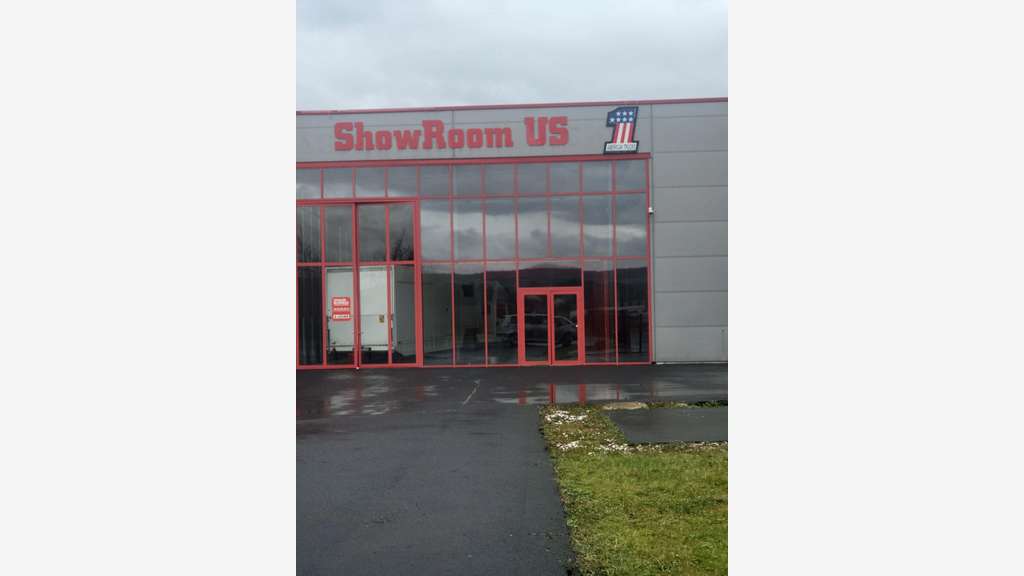 A louer showroom 238m² + bureaux 178m² à Issoire