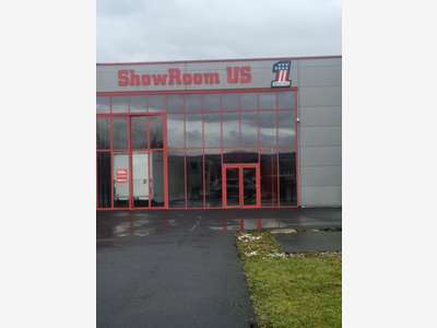 A louer showroom 238m² + bureaux 178m² à Issoire