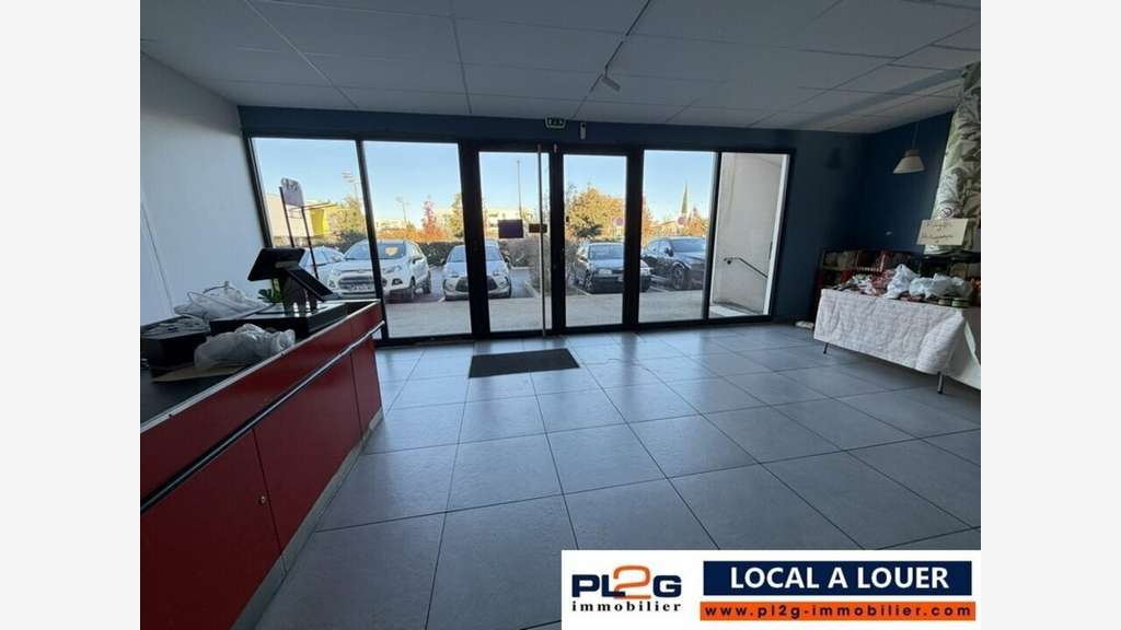 Local 269m² avec parking à louer à Istres